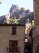 Au fond, a flanc de montagne,les ruines du Chteau du Gant.